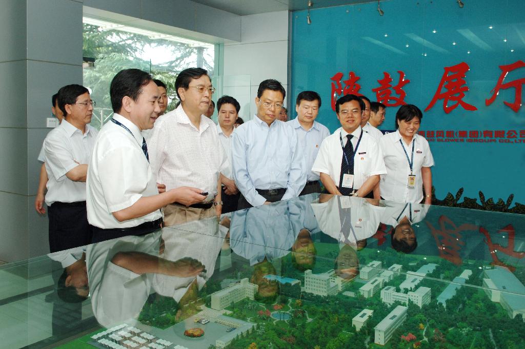 2009年省委书记赵乐际陪同国务院副总理张德江来一定发视察事情